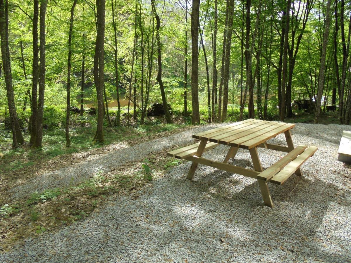 Gite Le Sous-Bois Cerfontaine Bagian luar foto